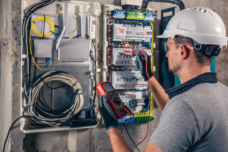 Equipe trabalhando na infraestrutura de uma obra